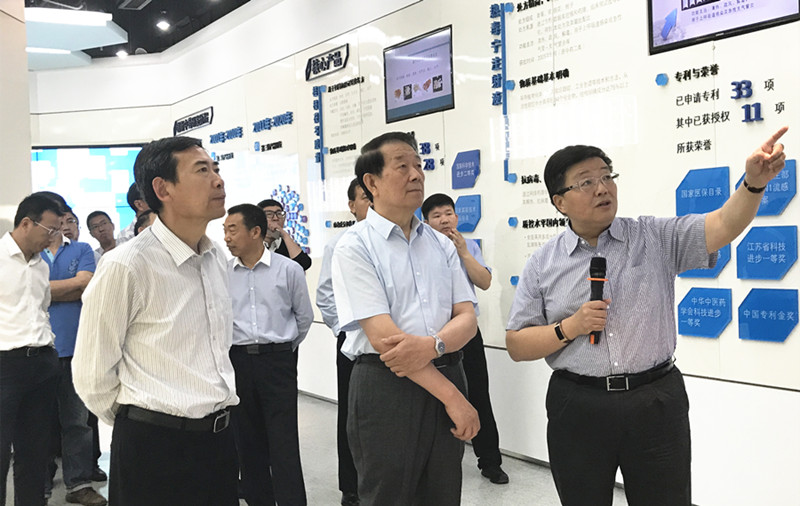 江苏发展大会连云港籍嘉宾莅临百亿游戏药业参观考察